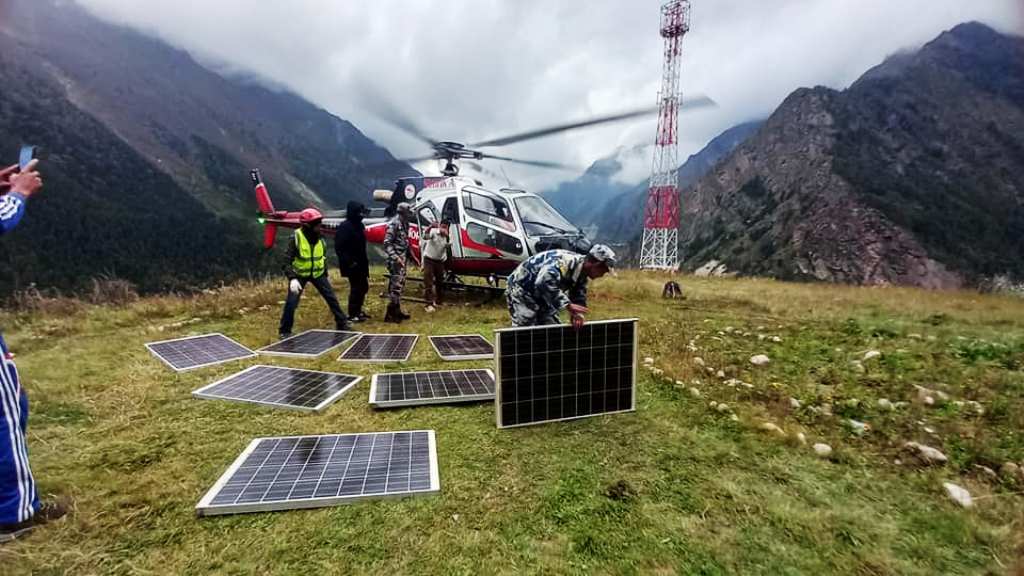 हेलिकप्टरमार्फत टेलिफोन सुचारु गर्न सोलारप्लेट ढुवानी